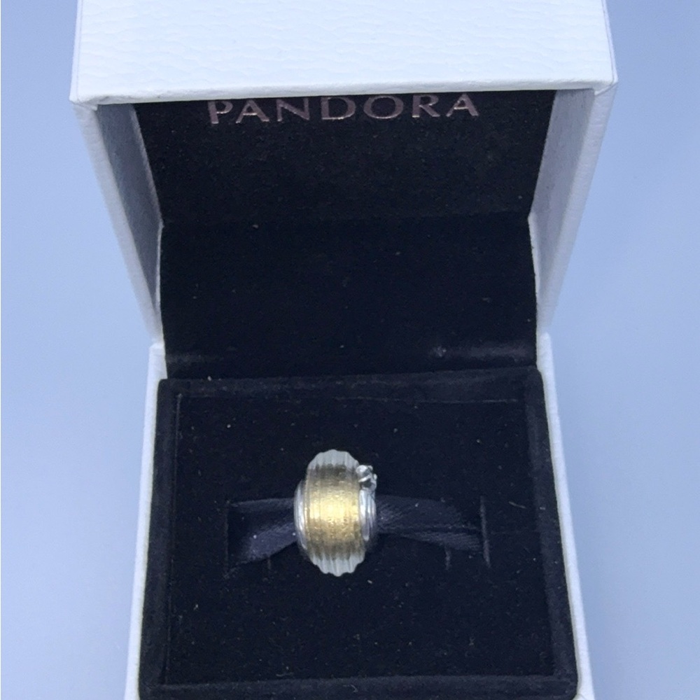 1 Authentic Pandora Retired Yellow Shooting Star Murano Charm